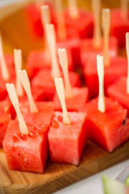 Çikolata ve sprinked deniz tuzu ve badem ile daldırma karpuz mezeler hazırlanıyor.