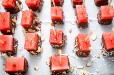 Çikolata ve sprinked deniz tuzu ve badem ile daldırma karpuz mezeler hazırlanıyor.
