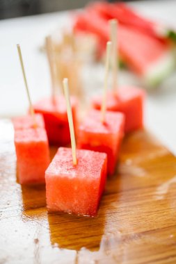 Çikolata ve sprinked deniz tuzu ve badem ile daldırma karpuz mezeler hazırlanıyor.