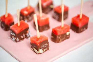 Çikolata ve sprinked deniz tuzu ve badem ile daldırma karpuz mezeler hazırlanıyor.