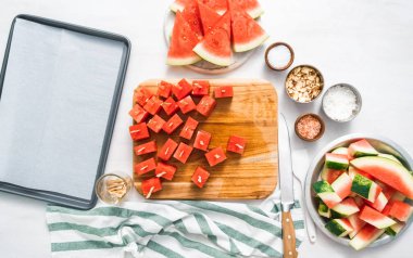 Çikolata ve sprinked deniz tuzu ve badem ile daldırma karpuz mezeler hazırlanıyor.