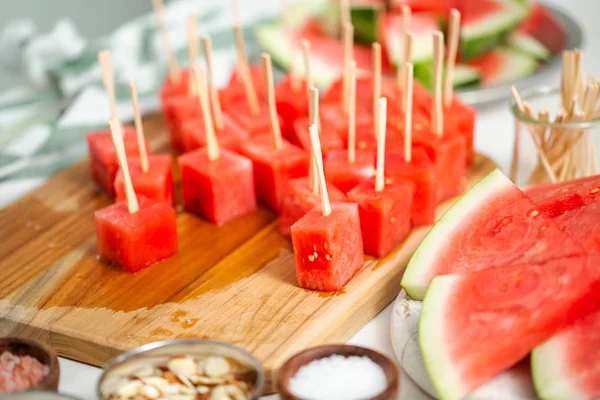 Voorbereiding Van Watermeloen Voorgerechten Gedoopt Chocolade Sprinked Met Zeezout Amandelen — Stockfoto