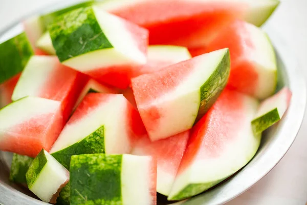 Röd Ekologisk Vattenmelon Peeling Skålen Efter Skivning Vattenmelon — Stockfoto