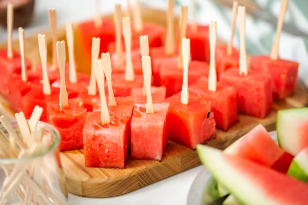 Voorbereiding Van Watermeloen Voorgerechten Gedoopt Chocolade Sprinked Met Zeezout Amandelen — Stockfoto