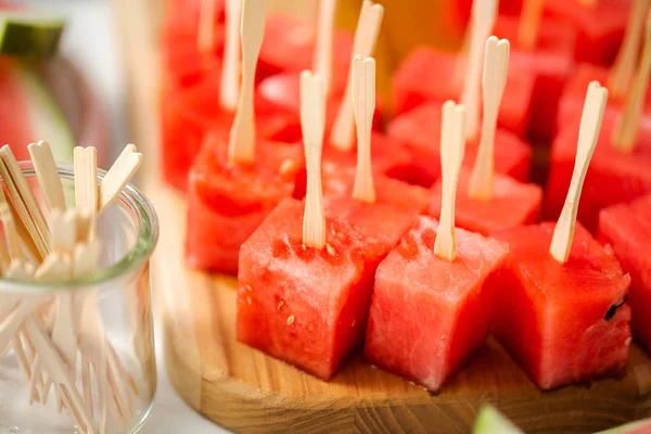 Çikolata ve sprinked deniz tuzu ve badem ile daldırma karpuz mezeler hazırlanıyor.