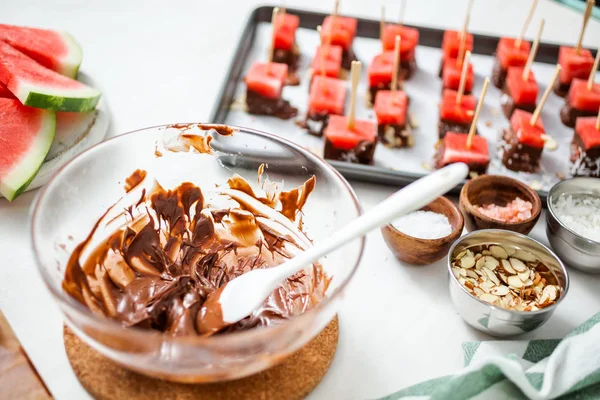 Çikolata ve sprinked deniz tuzu ve badem ile daldırma karpuz mezeler hazırlanıyor.