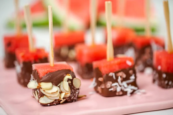 Voorbereiding Van Watermeloen Voorgerechten Gedoopt Chocolade Sprinked Met Zeezout Amandelen — Stockfoto