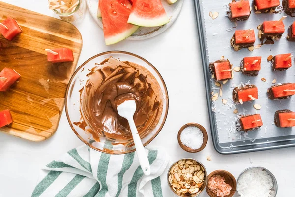 Çikolata ve sprinked deniz tuzu ve badem ile daldırma karpuz mezeler hazırlanıyor.