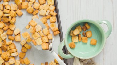 Taze yumurtalı ekmek kruton kabın içinde.