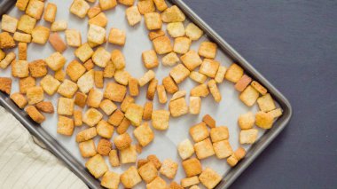 Sac pişirme üzerinde taze yumurtalı ekmek kruton.