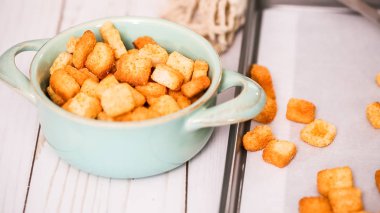 Taze yumurtalı ekmek kruton kabın içinde.