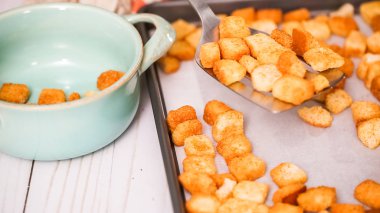 Taze yumurtalı ekmek kruton kabın içinde.