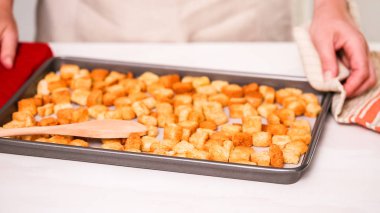 Sac pişirme üzerinde taze yumurtalı ekmek kruton.