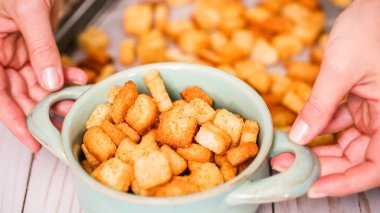 Taze yumurtalı ekmek kruton kabın içinde.