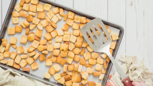 Frisse Franse Toast Croutons Het Bakken Blad — Stockfoto