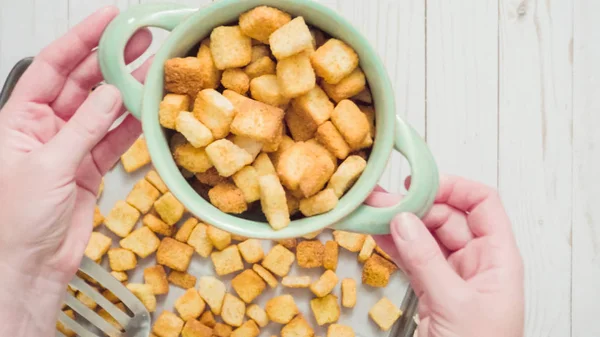 Taze yumurtalı ekmek kruton kabın içinde.