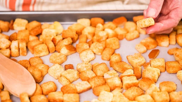 Sac pişirme üzerinde taze yumurtalı ekmek kruton.