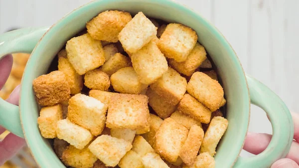 Taze yumurtalı ekmek kruton kabın içinde.