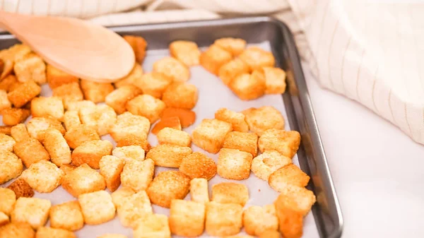 Sac pişirme üzerinde taze yumurtalı ekmek kruton.