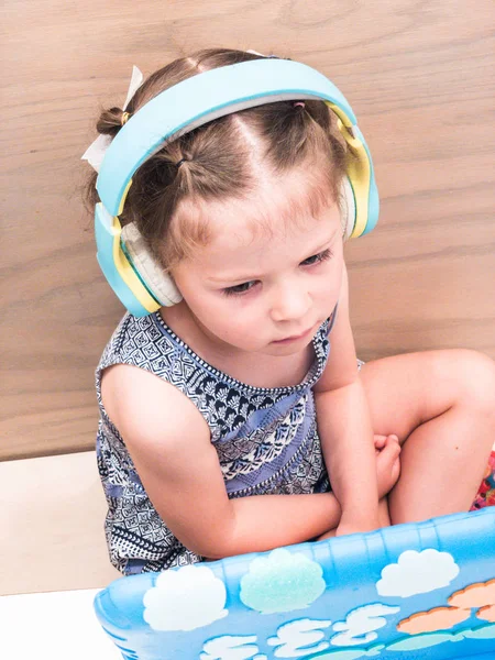 Bambina Con Auricolare Che Partecipa All Apprendimento Distanza Sul Suo — Foto Stock