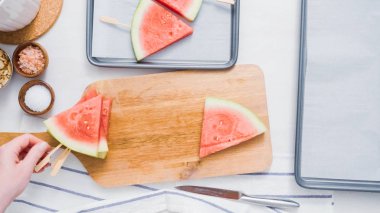 Adım adım. Ahşap pop sopa karpuz buz yapmak için karpuz ücret kama kayar açılır.