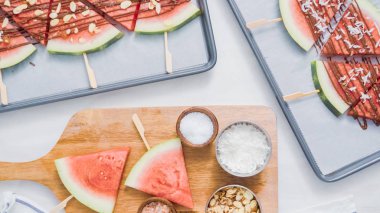 Adım adım. Karpuz dilimleri sac pişirme üzerinde tahta bir sopa üzerinde.