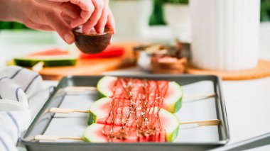 Adım adım. Karpuz buz süsleme deniz tuzu, almons ve Hindistan cevizi ile açılır.