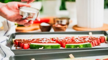 Adım adım. Karpuz buz süsleme deniz tuzu, almons ve Hindistan cevizi ile açılır.