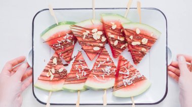 Adım adım. Karpuz dilimleri çikolata ve deniz ile süslenmiş Tepsi hizmet veren demir çubuk üzerinde tuz.