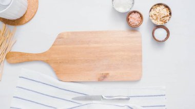 Adım adım. Mutfak tezgahı karpuz ile drizzled çikolata yapmak için hazırlanıyor.