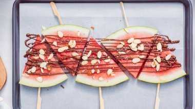 Adım adım. Karpuz dilimleri çikolata ve deniz ile süslenmiş sac pişirme üzerinde Stick tuz.