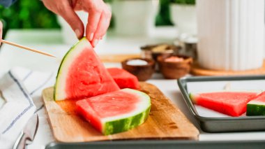 Adım adım. Ahşap pop sopa karpuz buz yapmak için karpuz ücret kama kayar açılır.