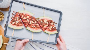 Adım adım. Karpuz dilimleri çikolata ve deniz ile süslenmiş sac pişirme üzerinde Stick tuz.