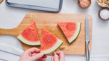 Adım adım. Ahşap pop sopa karpuz buz yapmak için karpuz ücret kama kayar açılır.