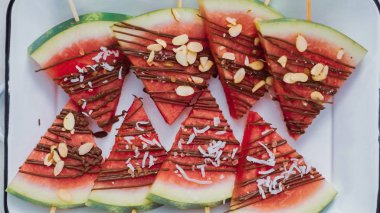 Adım adım. Karpuz dilimleri çikolata ve deniz ile süslenmiş sac pişirme üzerinde Stick tuz.