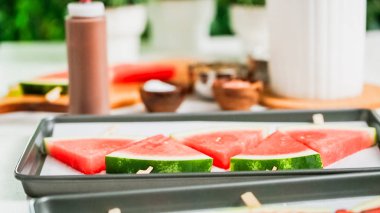 Adım adım. Karpuz buz yağıyor çikolata çıkar.