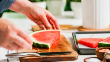 Adım adım. Karpuz karpuz buz yapmak için wadges Dilimleme çıkar.