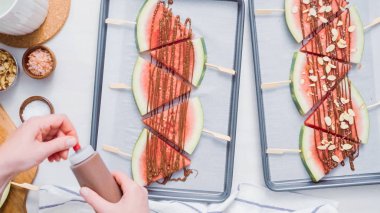 Adım adım. Karpuz buz yağıyor çikolata çıkar.