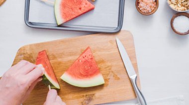 Adım adım. Ahşap pop sopa karpuz buz yapmak için karpuz ücret kama kayar açılır.