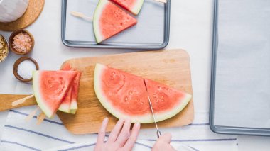 Adım adım. Karpuz karpuz buz yapmak için wadges Dilimleme çıkar.