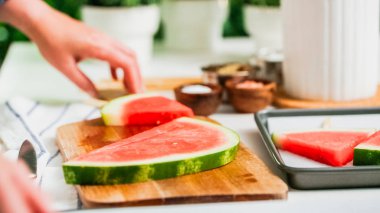 Adım adım. Karpuz karpuz buz yapmak için wadges Dilimleme çıkar.