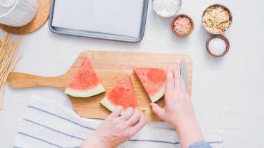 Adım adım. Karpuz karpuz buz yapmak için wadges Dilimleme çıkar.