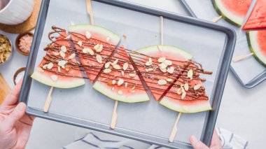 Adım adım. Karpuz dilimleri çikolata ve deniz ile süslenmiş sac pişirme üzerinde Stick tuz.