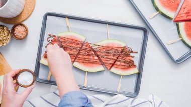 Adım adım. Karpuz buz süsleme deniz tuzu, almons ve Hindistan cevizi ile açılır.