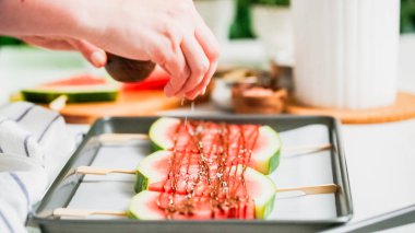 Adım adım. Karpuz buz süsleme deniz tuzu, almons ve Hindistan cevizi ile açılır.