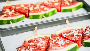 Adım adım. Karpuz dilimleri çikolata ve deniz ile süslenmiş sac pişirme üzerinde Stick tuz.