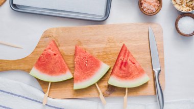 Adım adım. Ahşap pop sopa karpuz buz yapmak için karpuz ücret kama kayar açılır.