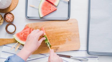 Adım adım. Ahşap pop sopa karpuz buz yapmak için karpuz ücret kama kayar açılır.