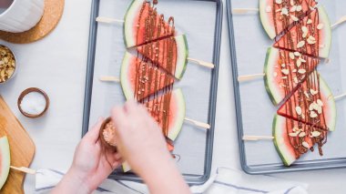 Adım adım. Karpuz buz süsleme deniz tuzu, almons ve Hindistan cevizi ile açılır.