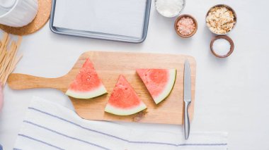 Adım adım. Karpuz karpuz buz yapmak için wadges Dilimleme çıkar.